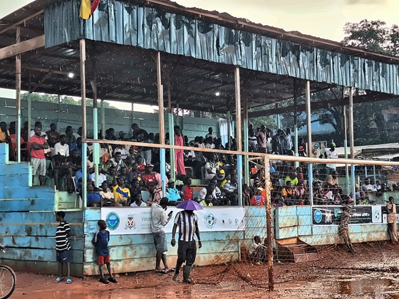 Tribune pleine de spectateurs au stade d'Oyack Rail pendant le championnat