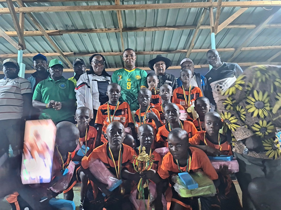 Finalistes des catégories U9 à U15 avec cartables, ardoises et fournitures scolaires