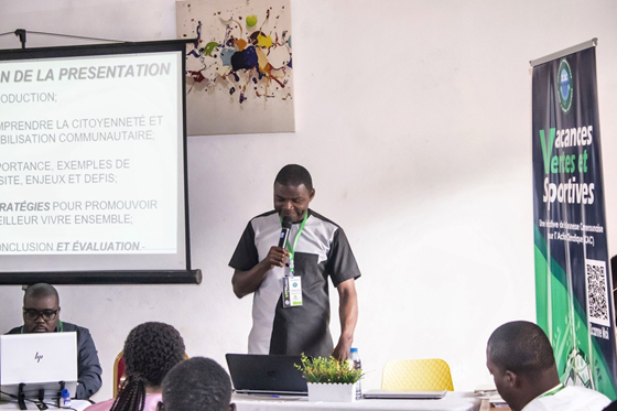 Atelier de formation sur la citoyenneté et l'environnement, banderole Vacances Vertes et Sportives